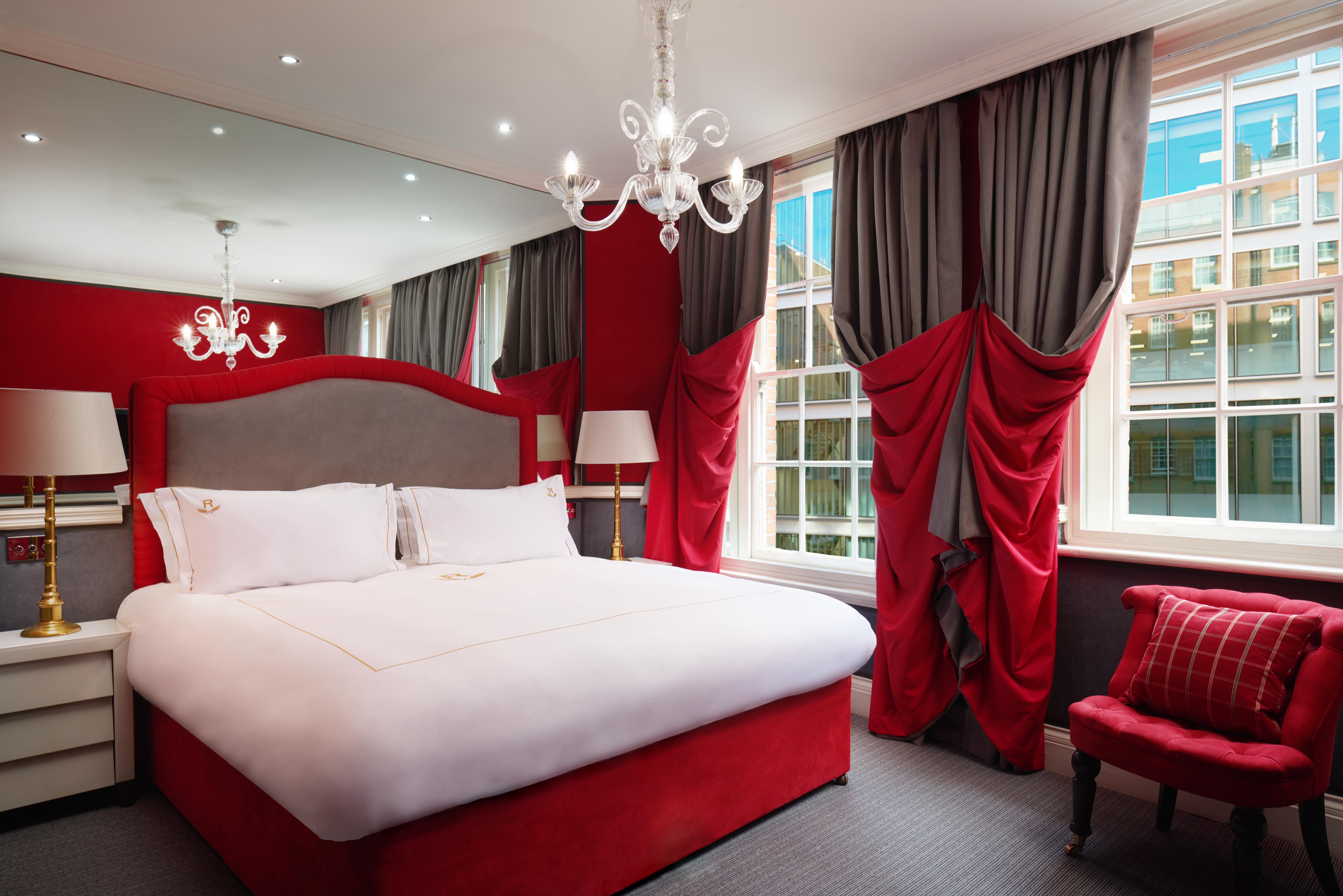 Rubens At The Palace Londra Esterno foto A bedroom at The Ivy Hotel