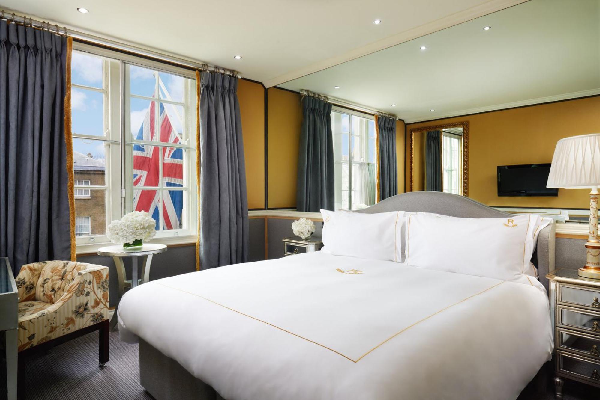 Rubens At The Palace Londra Esterno foto A bedroom at the hotel